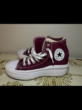 Converse All Star Women’s Chuck Taylor platforms in Maroon/Burgundy